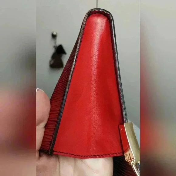 LOUIS VUITTON Epi Art Deco Clutch Red on chain - Picture 13 of 16